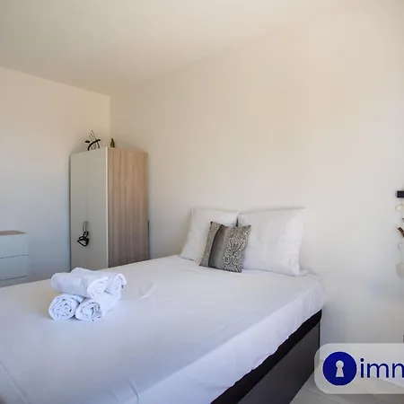 Air-conditioned With Park And Swimming Pool A *