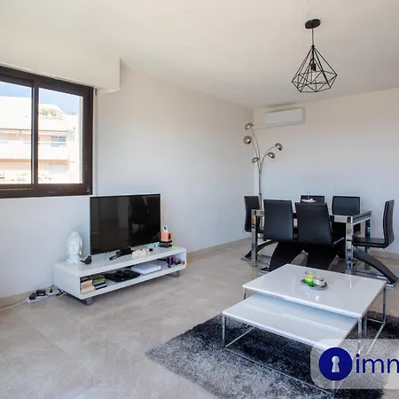 Apartment Air-conditioned With Park And Swimming Pool A *